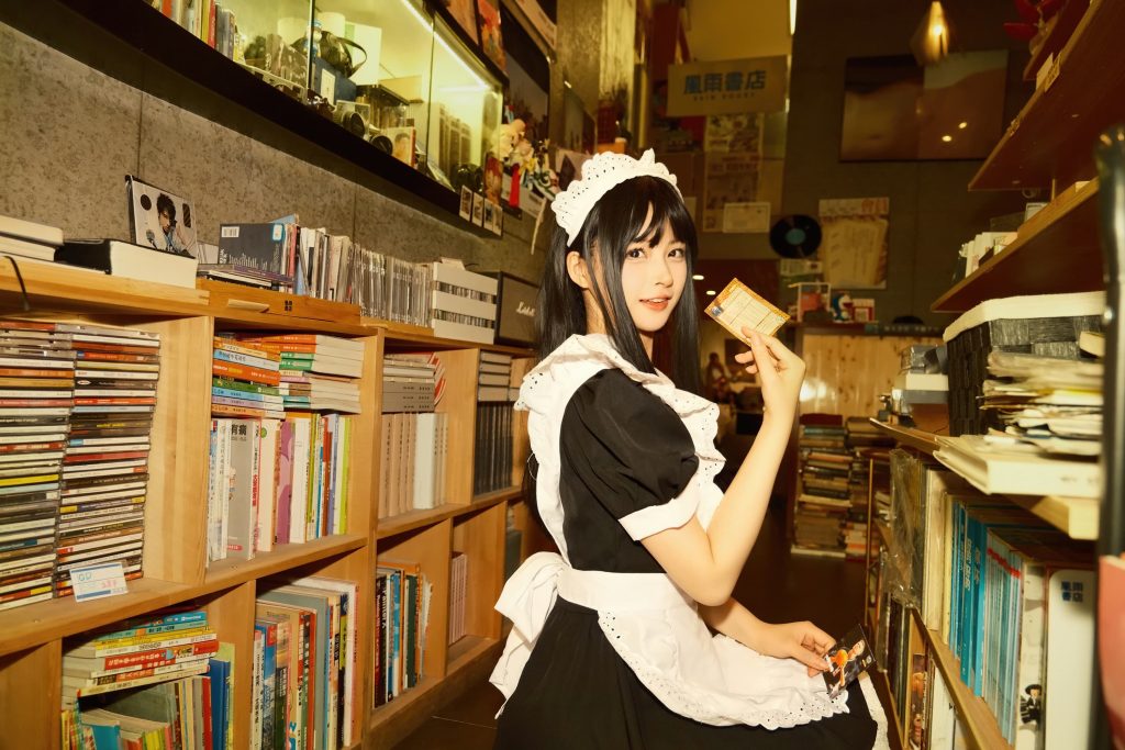 白莉爱吃巧克力 原理猪 打工女仆 (1)