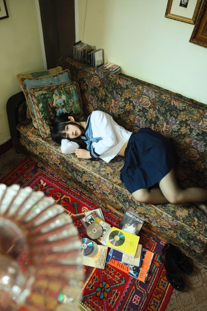 白莉爱吃巧克力 原理猪 闺房JK (7)
