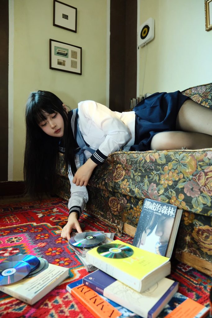 白莉爱吃巧克力 原理猪 闺房JK (8)